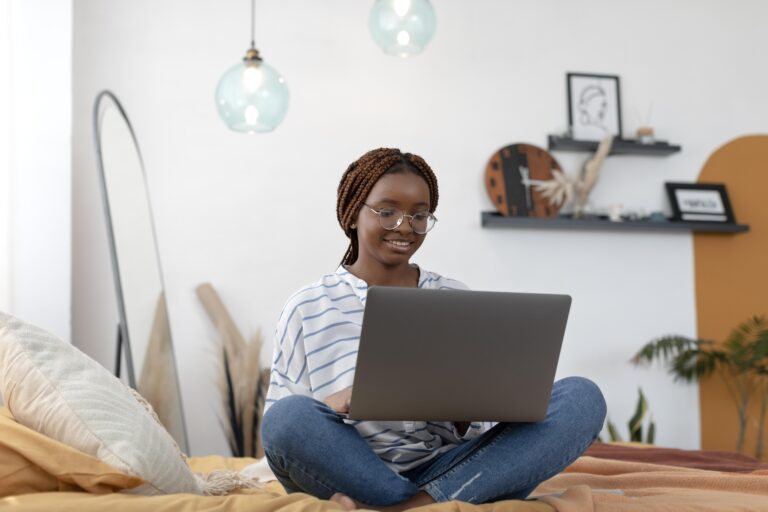Woman siting and smiling - From Freepik